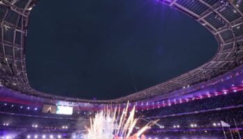 Die Abschiedszeremonie im Stade de France hat begonnen. Foto: Jens Büttner/dpa