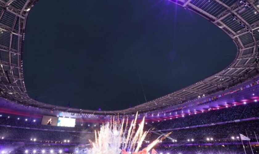 Die Abschiedszeremonie im Stade de France hat begonnen. Foto: Jens Büttner/dpa