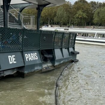 Paris : ce barrage flottant composé de cheveux humains absorbe les hydrocarbures sur la Seine