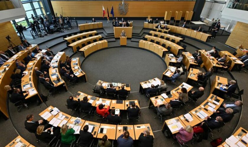 Im zweiten Anlauf hat der Thüringer Landtag am Samstag seine konstituierende Sitzung absolviert. Foto: Martin Schutt/dpa