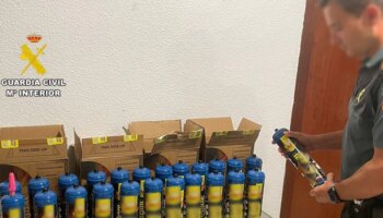 Pillan a varios jóvenes con 24 botellas de 'gas de la risa' en el parking de una cala de Jávea