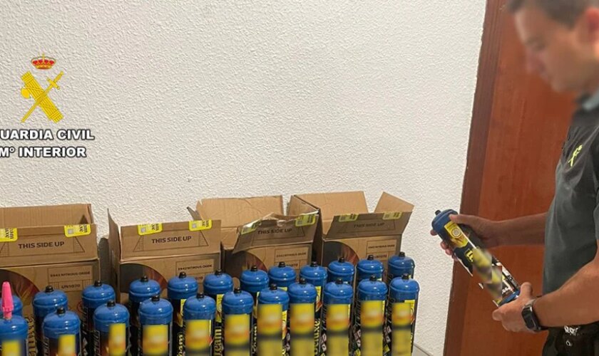 Pillan a varios jóvenes con 24 botellas de 'gas de la risa' en el parking de una cala de Jávea