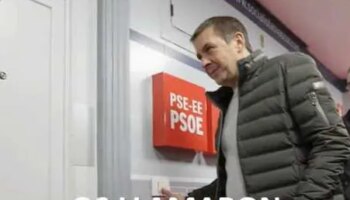 Polémica en las redes en Navarra: UPN critica los pactos del Sánchez con Bildu con una foto de Otegi con pistola en la sede del PSOE