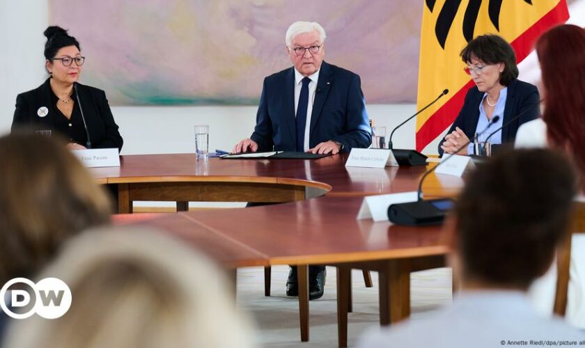 Politische Gewalt: Steinmeier trifft Opfer und Angehörige