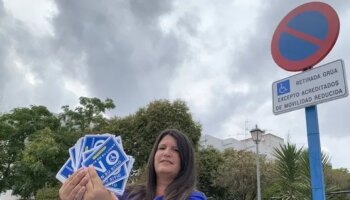 'Ponte en su lugar, no en su sitio': la campaña de una madre de San Juan de Aznalfarache (Sevilla) contra quienes aparcan en 'movilidad reducida' sin necesitarlo