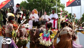 Pope Francis visits remote town in Papua New Guinea