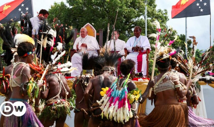 Pope Francis visits remote town in Papua New Guinea