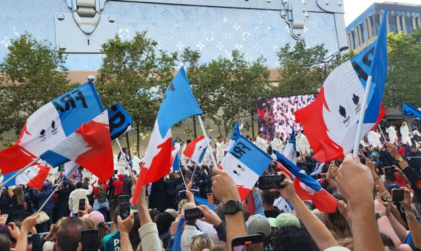 «Profiter des dernières minutes des JO» : une foule nostalgique a fêté une dernière fois ses champions sur les Champs-Élysées