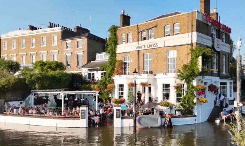 Pub an der Themse: Steigender Pegel: Überschwemmte Kneipe wird "Londoner Version der Karibik"