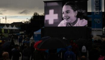 Trauer um Muriel Furrer: Ihr Foto wird auf einer Großbildleinwand gezeigt. Foto: Peter Dejong/AP/dpa