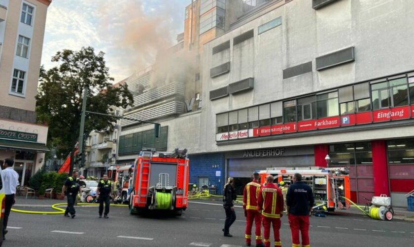 Dutzende Einsatzkräfte sind vor Ort. Foto: Sven Käuler/TNN/dpa/dpa