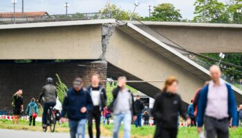 Reaktionen aus Dresden: Einsturz der Carola-Brücke: "Sowas kennt man ja bloß aus dem Fernsehen"