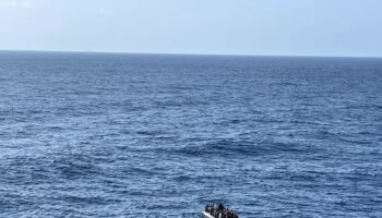 Rescatados 36 inmigrantes a bordo de una  neumática a 44 millas de Barbate