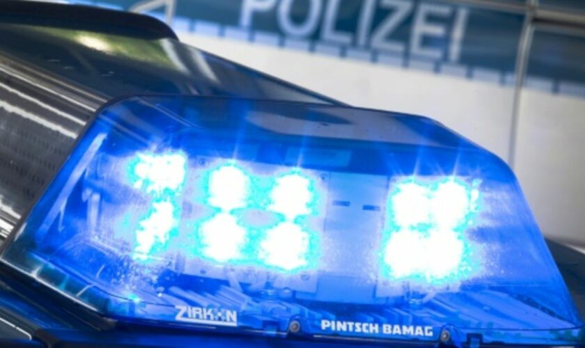 Rheinland-Pfalz: Blaulicht an einem Polizeifahrzeug