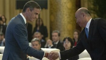 Sánchez inicia su visita a China con «voluntad constructiva de diálogo» pese a la tensión comercial