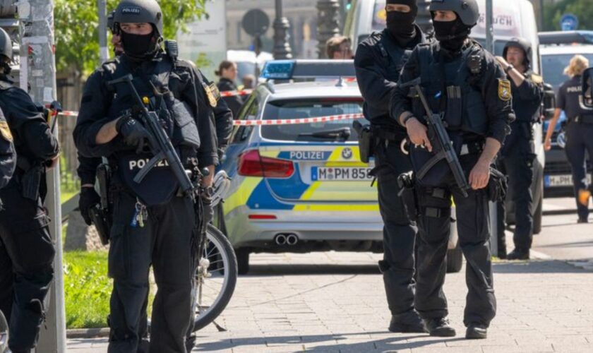 Der Verdächtige wurde von der Polizei niedergeschossen. Foto: Peter Kneffel/dpa