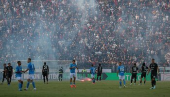 Se interrumpe durante siete minutos el Nápoles-Cagliari por enfrentamientos entre aficiones