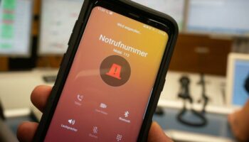 Automatisierter Handy-Notruf führt zu Einsatz von Rettungskräften. (Foto Illustration) Foto: Frank Rumpenhorst/dpa