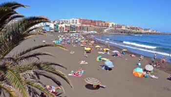 Spanish holiday island emergency as huge oil slick races towards popular beaches