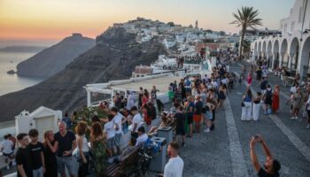 Surtourisme : les croisiéristes se rendant sur les îles grecques de Mykonos et Santorin devront désormais payer 20 euros