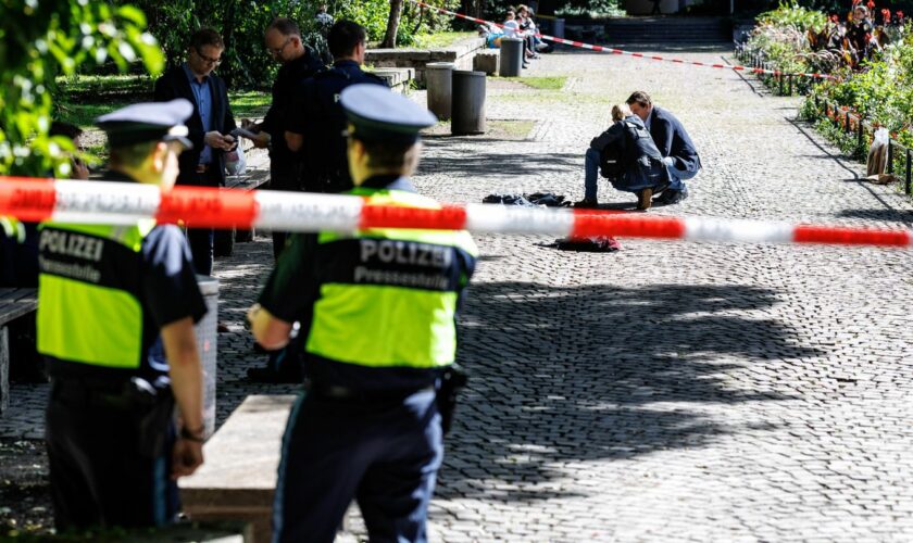 Die Polizei sichert nach dem Tötungsdelikt im Alten Botanischen Garten München Spuren