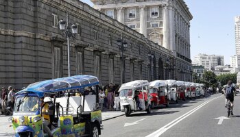 Tras revocar las licencias de los patinetes de alquiler, Almeida busca su receta para regular los 'tuk tuks': "Buscaremos un marco normativo adecuado"