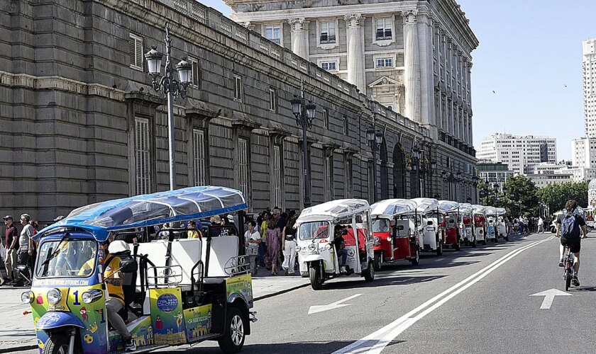 Tras revocar las licencias de los patinetes de alquiler, Almeida busca su receta para regular los 'tuk tuks': "Buscaremos un marco normativo adecuado"