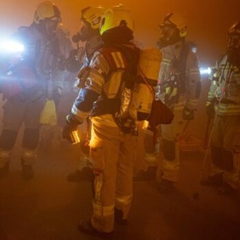 Die Feuerwehr übt viele Stunden lang in dem Tunnel. Foto: Fabian Sommer/dpa