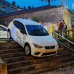 Un coche acaba atrapado en unas escaleras en Sanxenxo tras seguir las indicaciones del GPS