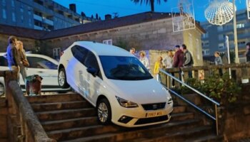 Un coche acaba atrapado en unas escaleras en Sanxenxo tras seguir las indicaciones del GPS