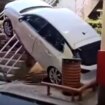 Un coche se precipita por las escaleras de un parking de un centro comercial de Alcorcón: no hubo heridos