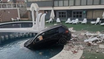 Un conductor borracho se estrella contra un hotel y el coche acaba dentro de la piscina