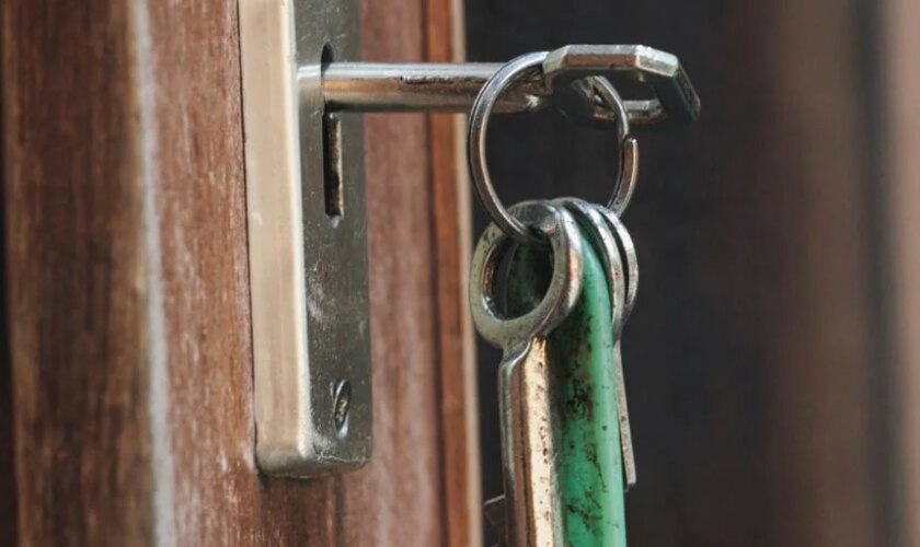 Un experto en seguridad lanza un claro aviso a quienes dejan la llave puesta en la puerta de su casa por la noche