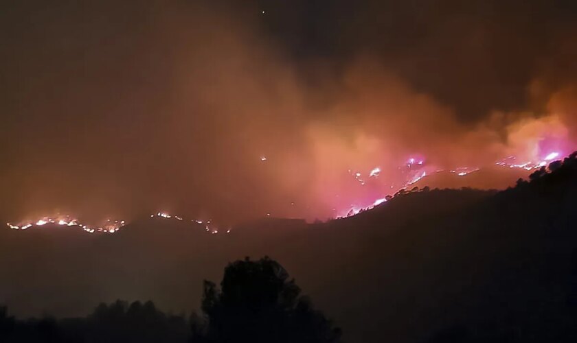 Un gran incendio "fuera de capacidad de extinción" en Cabacés (Tarragona) amenaza el parque natural de Montsant