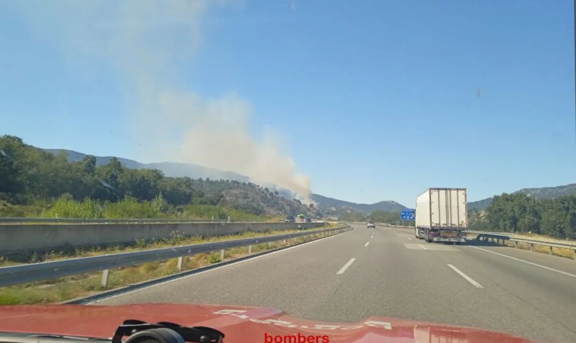 Un incendio en Girona obliga a cortar la AP-7 y la línea de Alta Velocidad