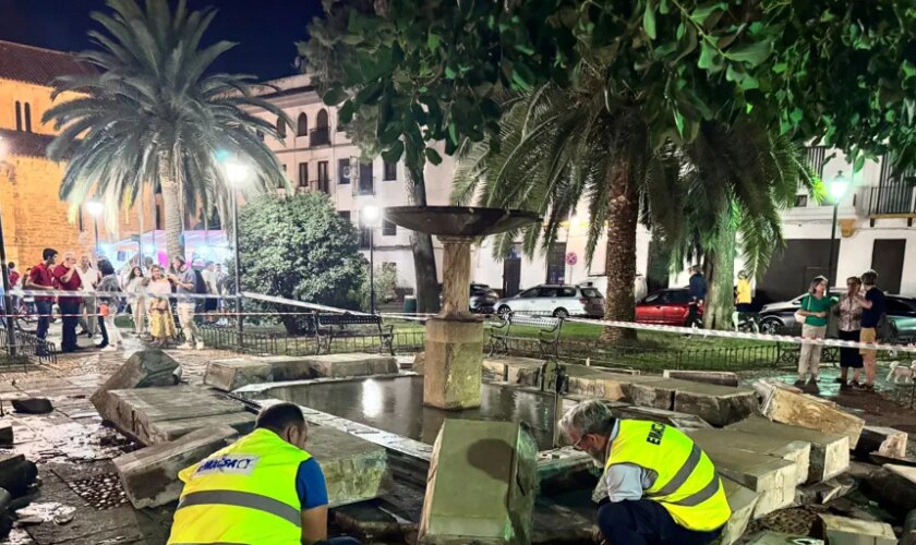 Una avería revienta la fuente de la plaza de La Magdalena de Córdoba