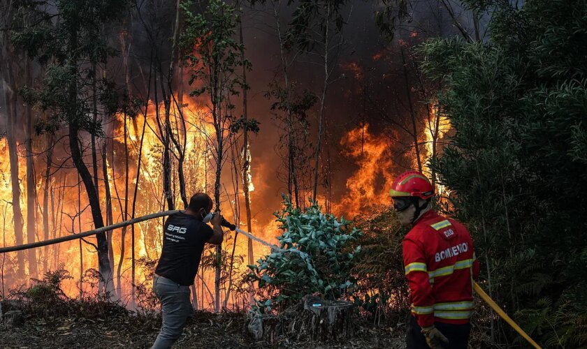 Una persona carbonizada y dos muertos por un ataque cardíaco: suben a tres los fallecidos en los terribles incendios forestales del centro y norte de Portugal