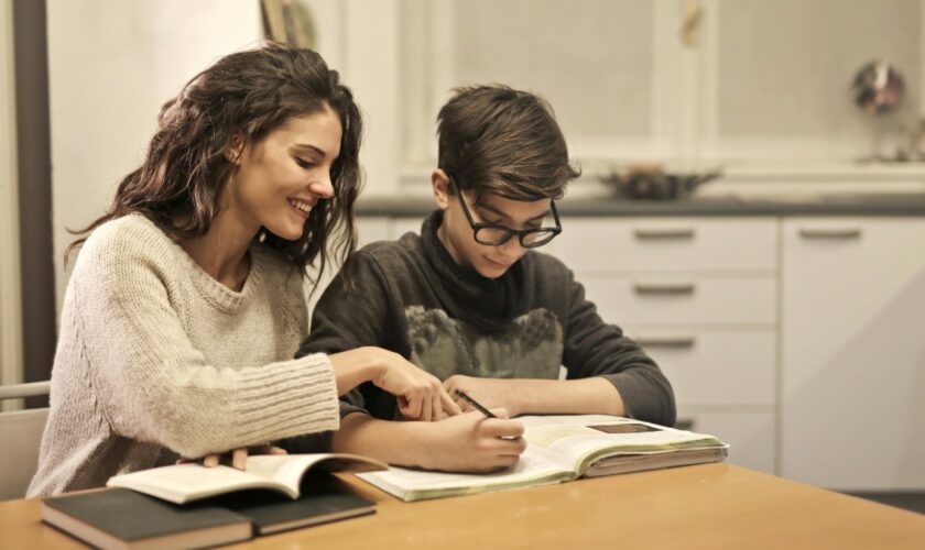 Une mère refuse que son fils fasse ses devoirs, l'enseignante finit par lui donner raison