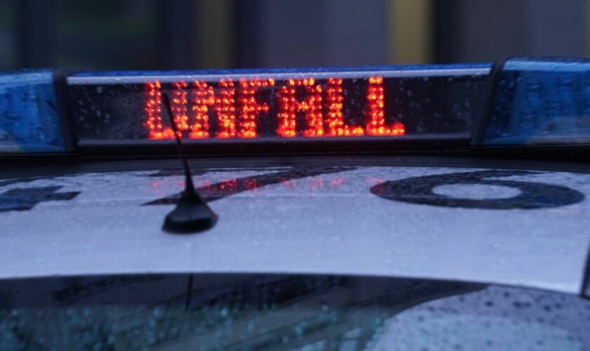 In Dinslaken sind vier Menschen bei einem Autounfall verletzt worden. (Symbolbild) Foto: Marcus Brandt/dpa