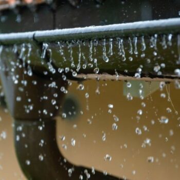 Auch am Sonntag soll es in Bayern regnen und schneien. (Symbolbild) Foto: Lennart Preiss/dpa