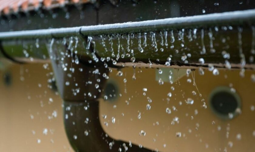 Auch am Sonntag soll es in Bayern regnen und schneien. (Symbolbild) Foto: Lennart Preiss/dpa