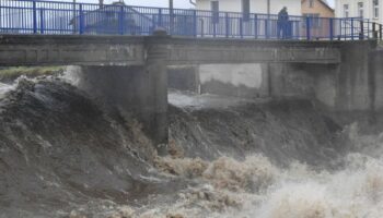 Der Fluss in der tschechischen Gemeinde Bìlá ist zu einem reißenden Strom angeschwollen. Foto: Peøina Ludìk/CTK/dpa