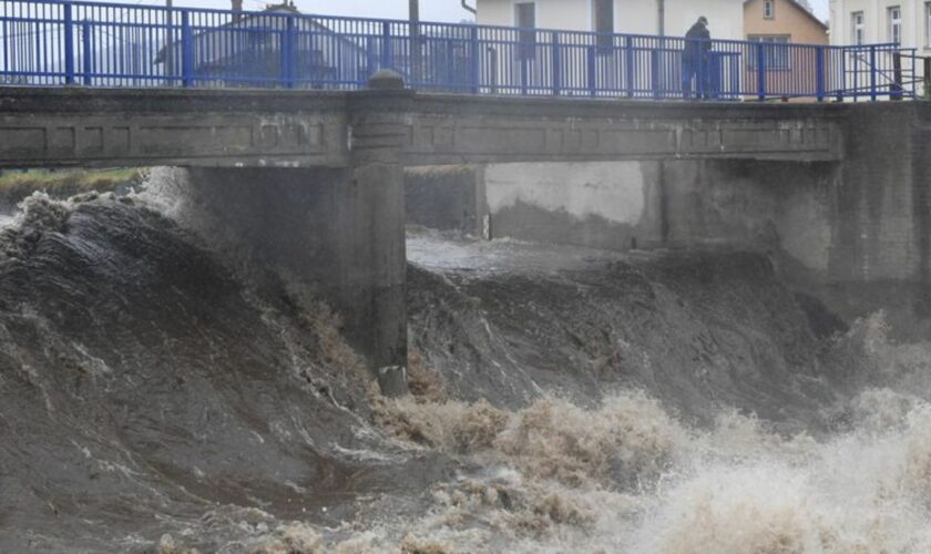 Der Fluss in der tschechischen Gemeinde Bìlá ist zu einem reißenden Strom angeschwollen. Foto: Peøina Ludìk/CTK/dpa