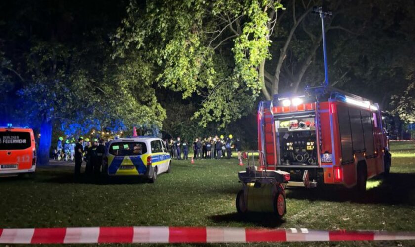 Beim Einsturz eines Daches auf einem Boot in Berlin-Mitte sind nach Angaben der Feuerwehr mehrere Menschen verletzt worden. Foto