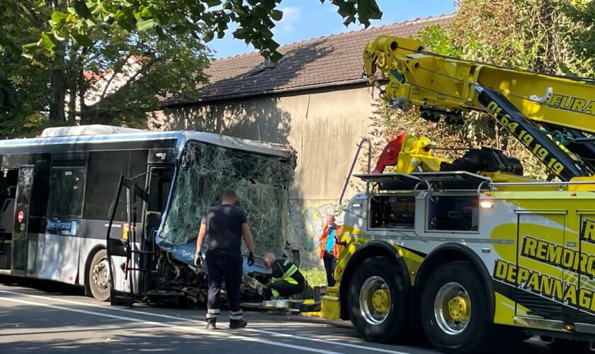 Val-de-Marne : le bus finit sa course dans un mur sur la N 19, une dizaine de personnes blessées