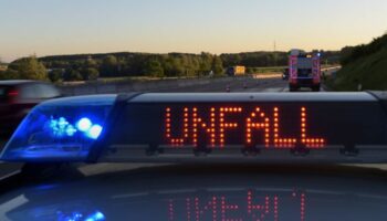 Für aufwendige Aufräumarbeiten nach einem Unfall ist die A1 gesperrt: Dort ergießt sich Farbe über alle Fahrbahnen. (Symbolbild)