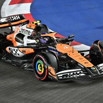 Verstappen acecha a Norris tras el doble desastre de Ferrari en Marina Bay