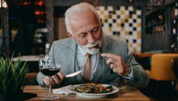 Vous ne devriez pas avoir peur de dîner seul au restaurant