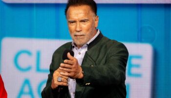 Arnold Schwarzenegger gestikuliert