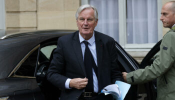 Michel Barnier déroge à ces deux traditions (et ça dit beaucoup du moment politique)